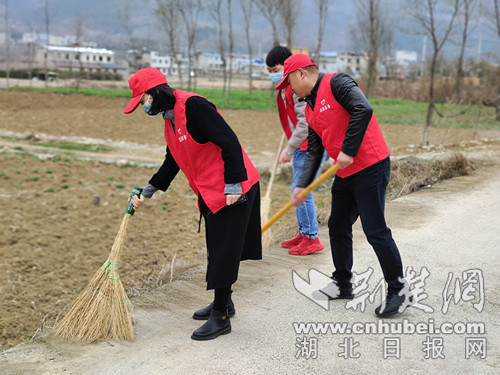 志愿者參加鄉(xiāng)村道理清潔行動_副本.jpg