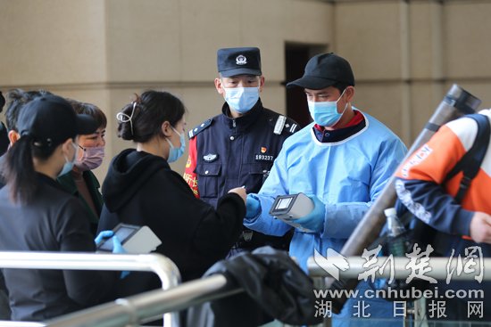 2022年4月1日，湖北漢，漢口火車站，武漢鐵路公安處漢口車站派出所民警堅守在崗位上配合防疫人員查驗健康碼，確保旅客出行安全，閆