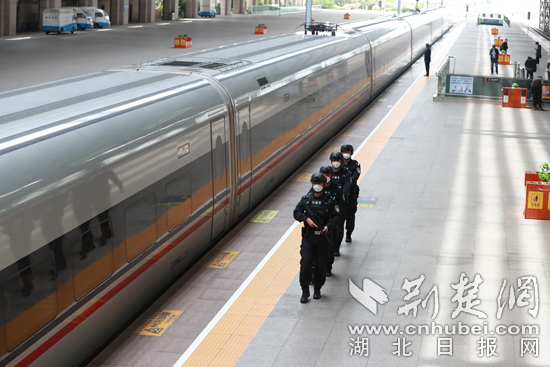 2022年4月1日，湖北漢，漢口火車站，武漢鐵路公安處特警支隊特警正在漢口火車站加強重點部位巡邏，全力確保清明節旅客出行安全，胡