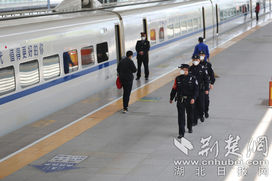 2022年4月1日，湖北漢，漢口火車站，武漢鐵路公安處漢口車站派出所民警在站臺巡邏，確保旅客出行安全，閆育森攝(副本).jpg