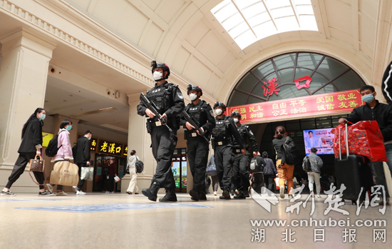 2022年4月1日，湖北漢，漢口火車站，武漢鐵路公安處特警支隊特警正在漢口火車站加強進站通道巡邏，全力確保清明節旅客出行安全，胡