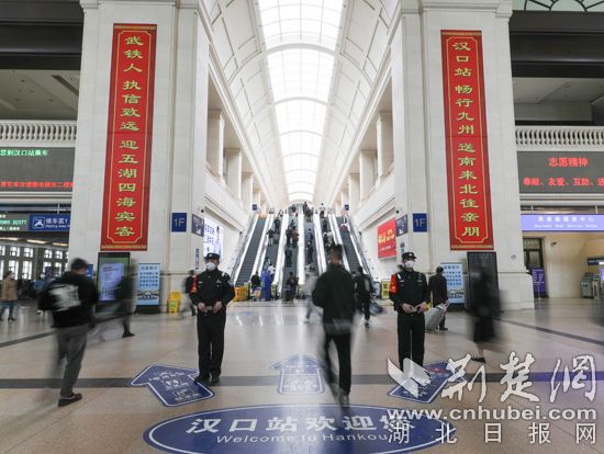 2022年4月1日，湖北漢，漢口火車站，武漢鐵路公安處漢口車站派出所民警堅守在崗位上，確保旅客出行安全，閆育森攝(副本).jpg
