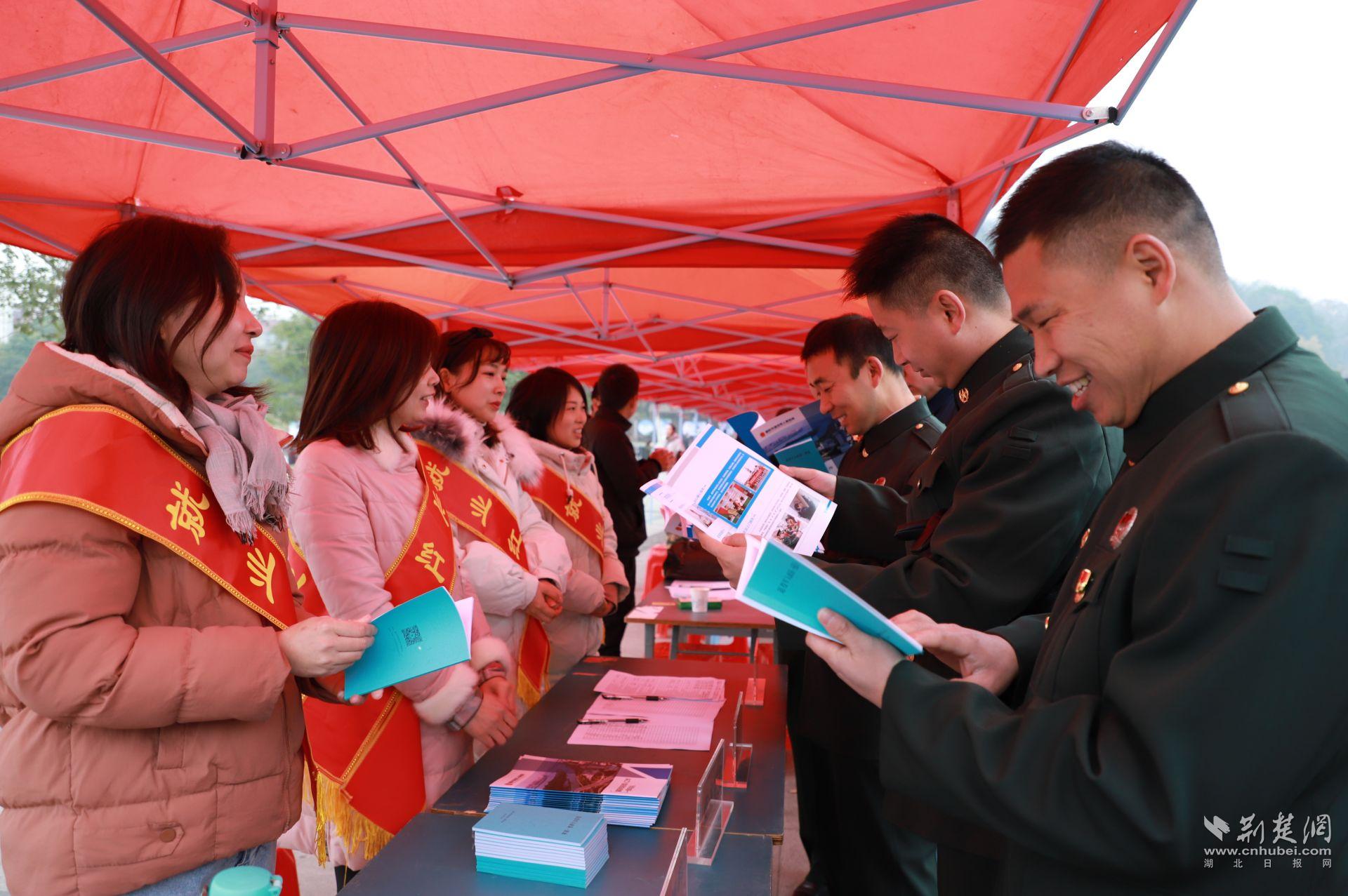 襄陽市退役軍人事務(wù)局“就業(yè)紅娘團(tuán)”向退役軍人推薦工作、宣講政策.JPG.JPG