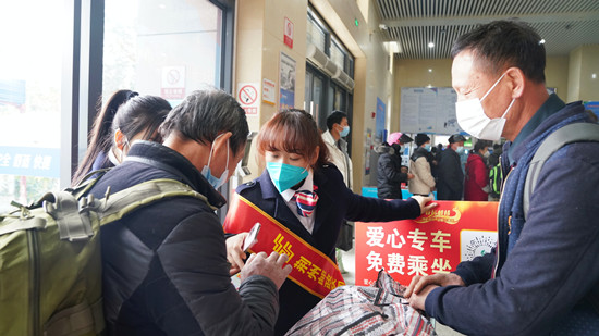 郵政工作人員引導返鄉人士乘坐愛心專車_副本.jpg