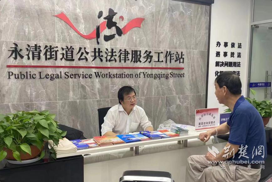 永清司法所咨詢受理點正在接待咨詢?nèi)罕?jpg