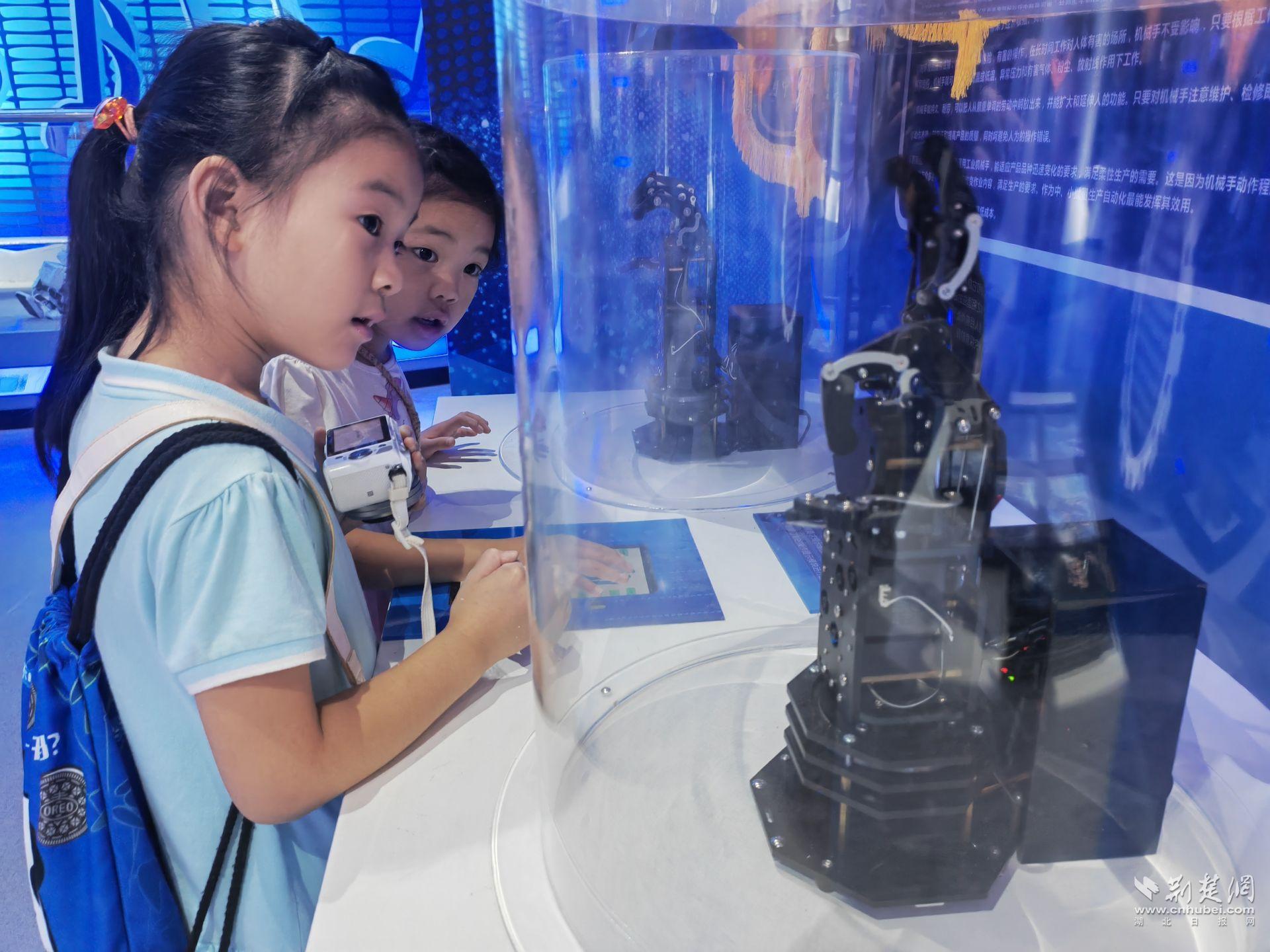 小朋友們對“聽話的機器手”充滿好奇.jpg.jpg