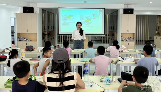 愛心暑托班在英山縣群團(tuán)共享服務(wù)中心開講_副本.jpg