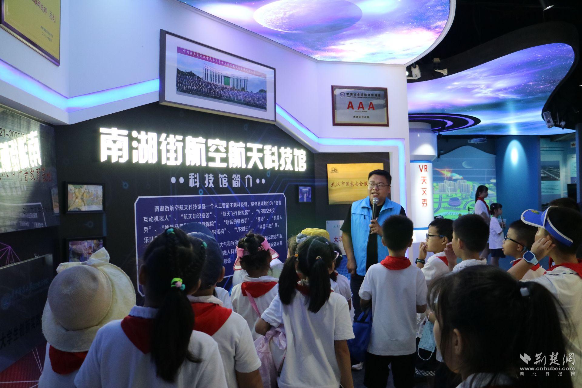 講解員謝老師正在為孩子們介紹南湖航空航天科技館.jpg.jpg