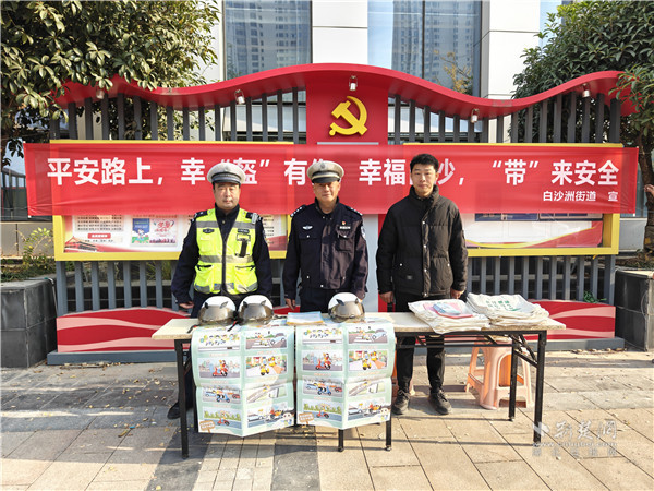 區交通大隊四中隊民警走進社區宣傳交通安全.jpg