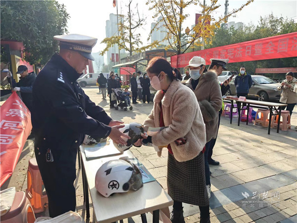 交通大隊四中隊民警教居民正確佩戴頭盔.jpg