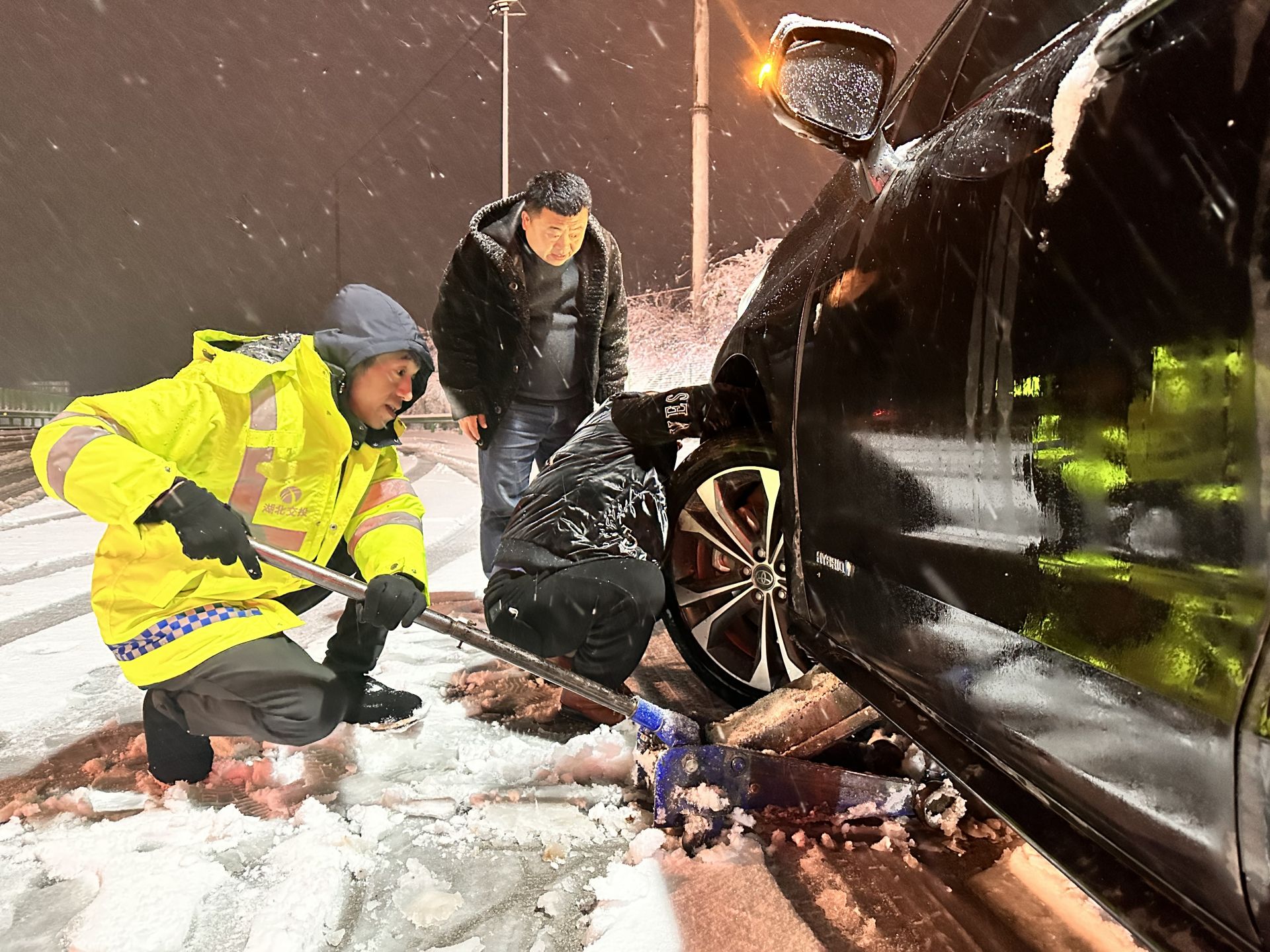 為下高速走國(guó)道司機(jī)安裝防滑鏈 - 副本.jpg.jpg