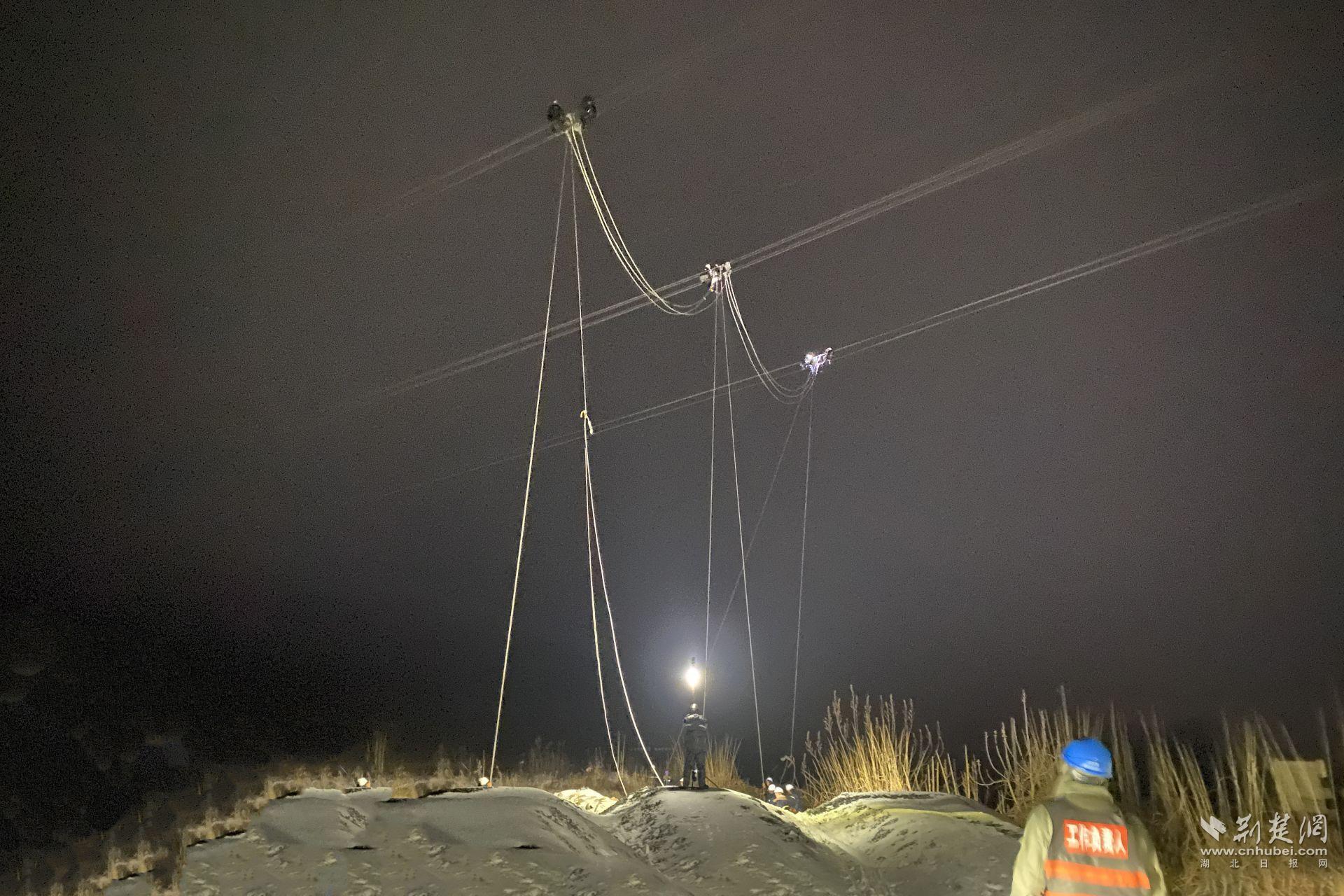 線路直流融冰短接,夜間作業現場.jpg.jpg