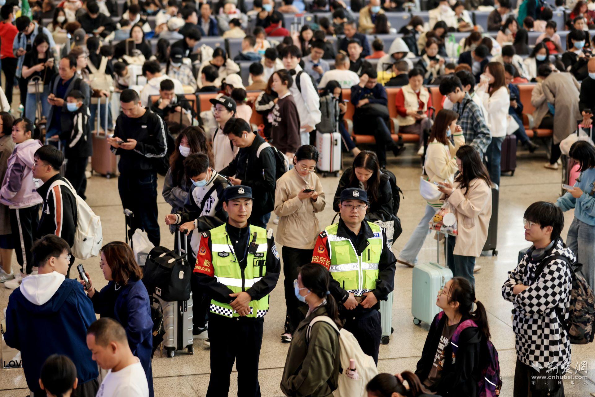 5月1日,武漢鐵路公安處民警在武漢站候車大廳執勤。.jpg.jpg