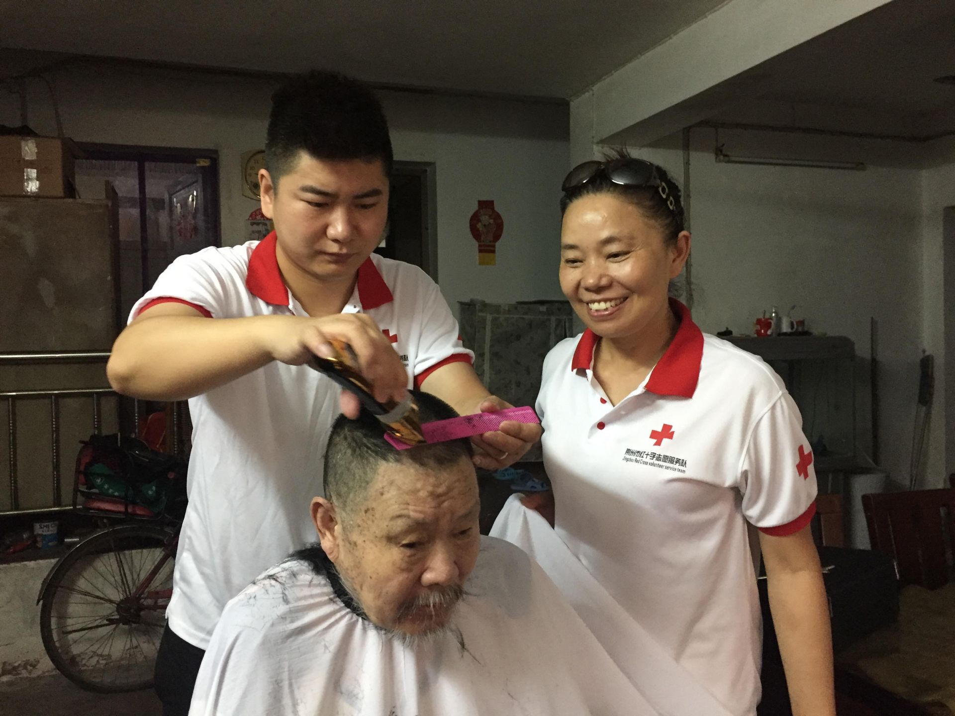 2018年7月專業理發師杜小鋒為石門為十方庵社區重病臥床老人上門義剪.jpg.jpg