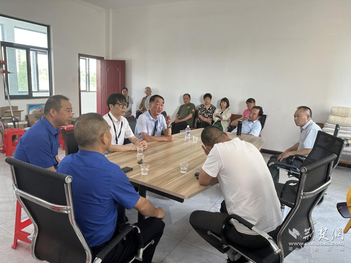 2023年8月30日,因某水務(wù)公司進(jìn)行地面建設(shè)時(shí)挖斷門(mén)面業(yè)主水管產(chǎn)生賠償?shù)葐?wèn)題,經(jīng)市民商事調(diào)委會(huì)黃主任和市裝修調(diào)委會(huì)葉主任聯(lián)合社