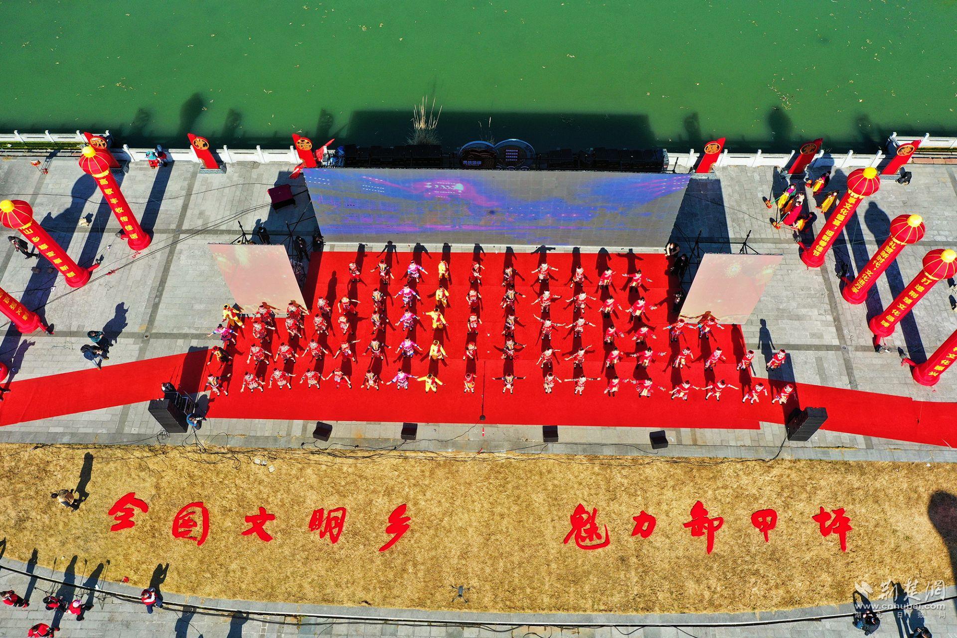 報送類型:節慶文化活動;村鎮名稱:松滋市卸甲坪土家族鄉;拍攝作者:楊亞兵;具體地點:松滋市卸甲坪土家族鄉民俗廣場;簡要介紹:1月