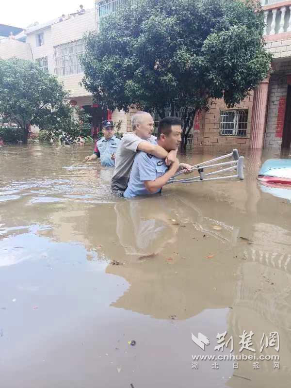 7月13日上午，安陸市公安局民警趟水背出受困老人。.jpg