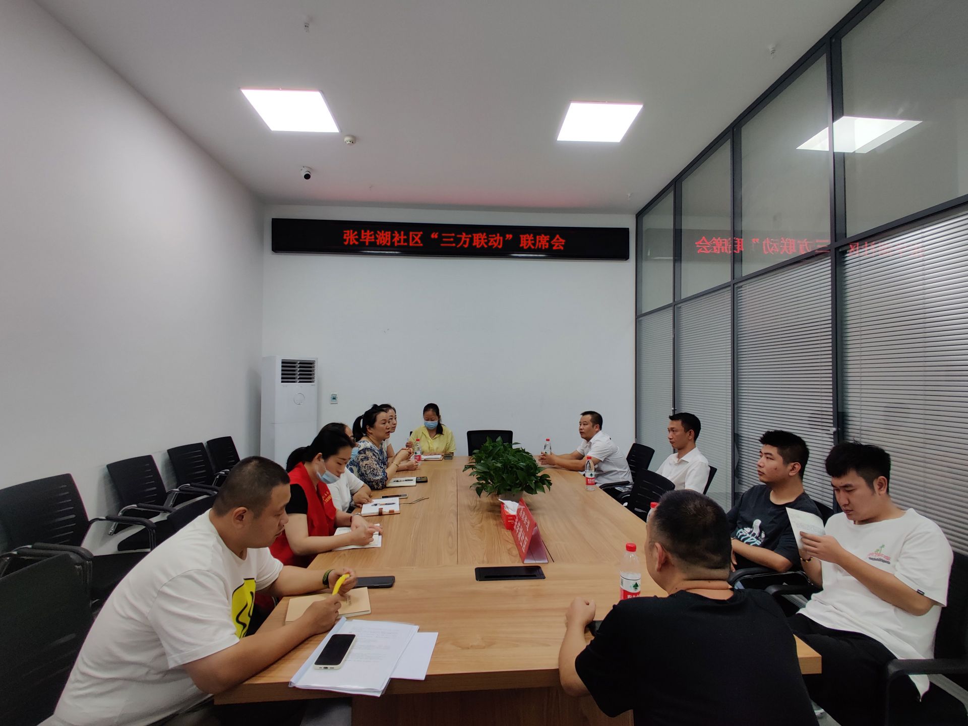2024年4月底,張畢湖社區組織社區、物業、居民代表召開“三方聯動”會議。.jpg.jpg