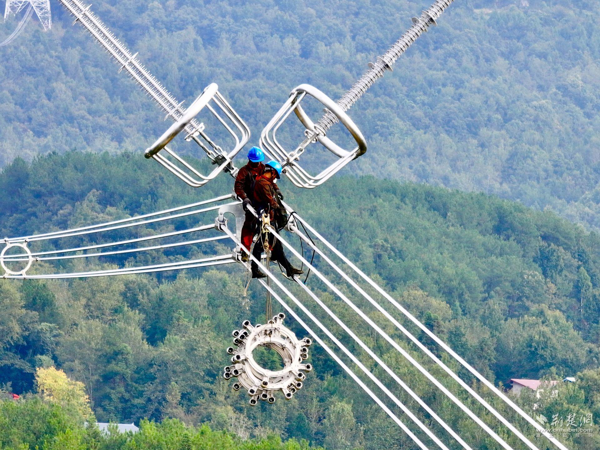 ±800千伏寧湘特高壓直流輸電工程鄂2標段高空安裝間隔棒。拍攝者 熊梓奧、郭暉.jpg.jpg