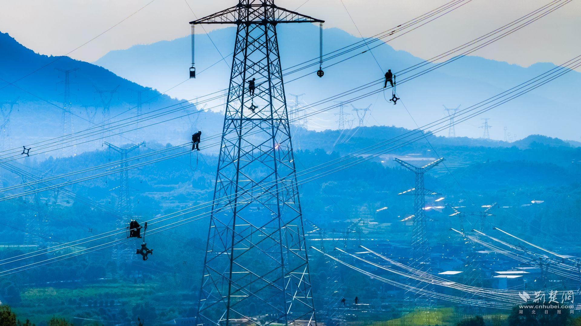 黃石500千伏交流配套工程GB066號塔附件安裝。拍攝者 張明.jpg.jpg