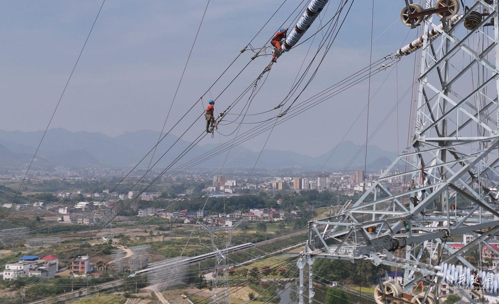 十一國慶期間，施工人員在跨越高鐵段開展高空緊掛線作業.jpg.jpg