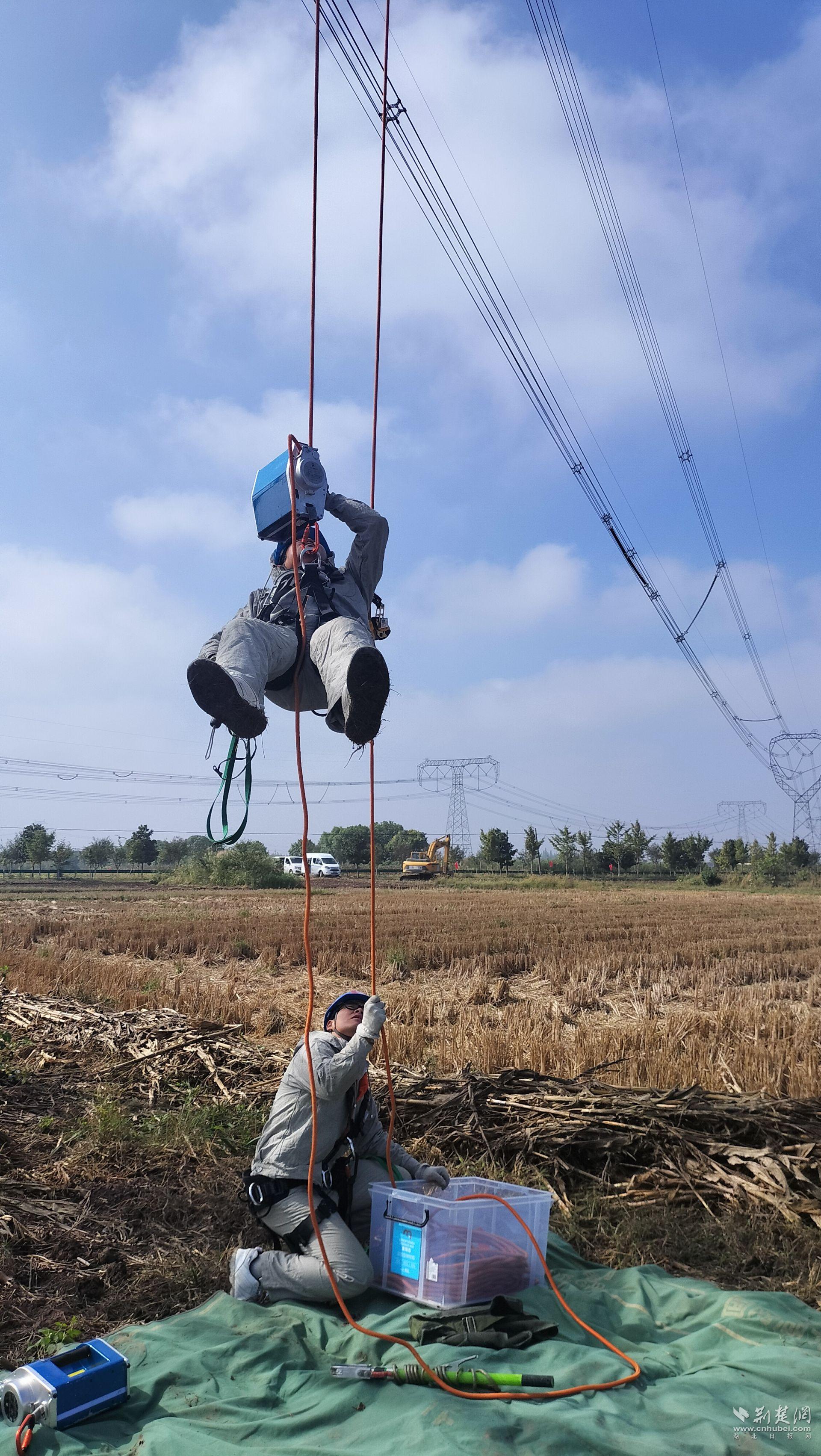 圖3:在“小飛人”加持下,作業人員緩緩上升至高空作業點位。(湖北送變電公司供圖).jpg.jpg