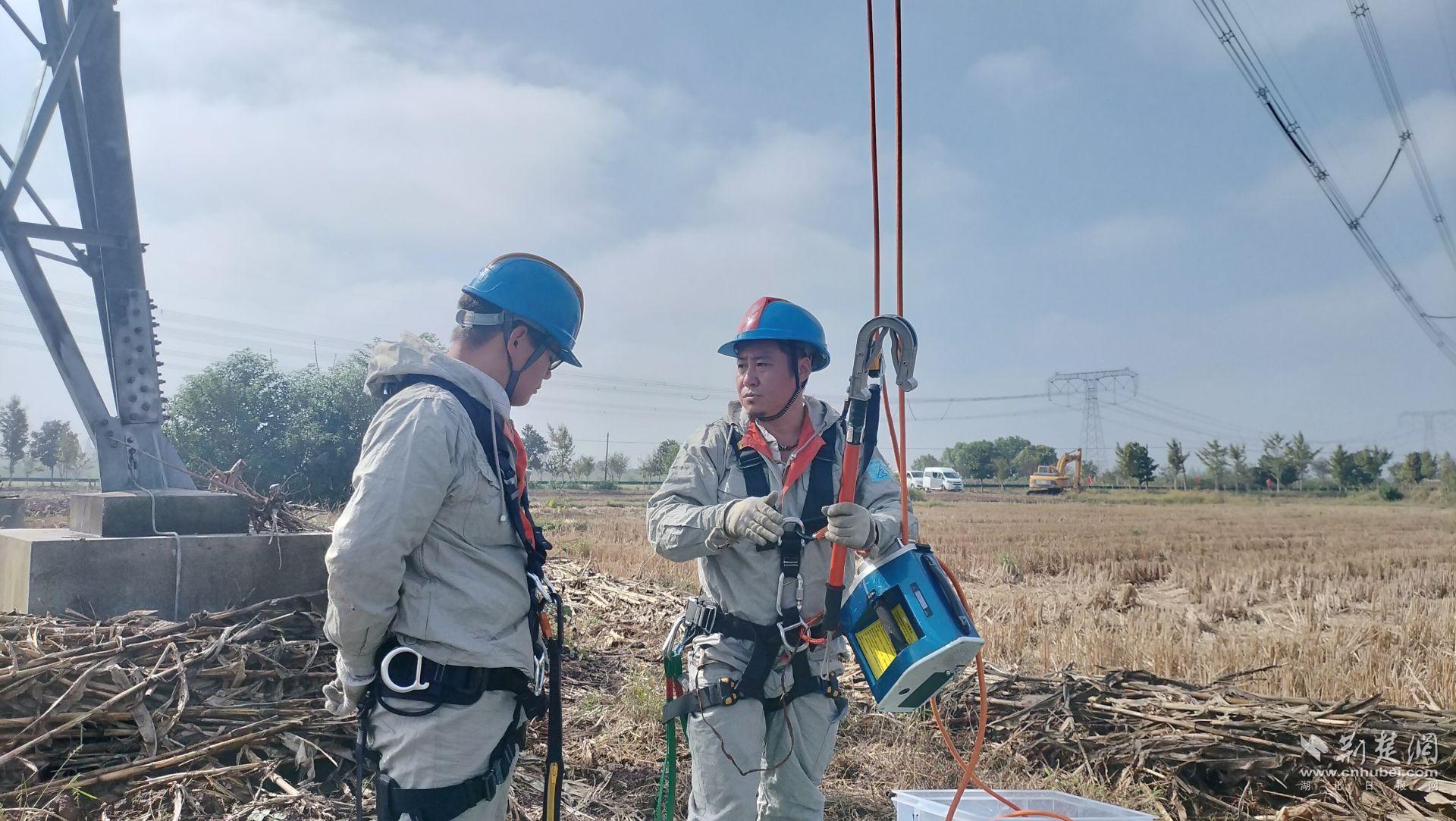 圖1:10月18日,在湖北省荊州市500千伏漁興三回387號塔,國網湖北送變電公司帶電作業班開展帶電消缺作業前準備。(湖北送變電