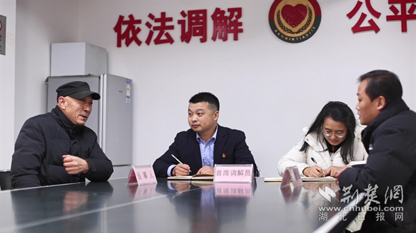 王華剛正在進行調解工作。.png.png