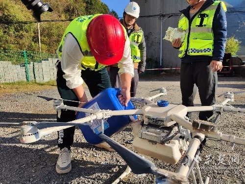 養護人員為無人機添加除銹劑_proc.jpg.jpg
