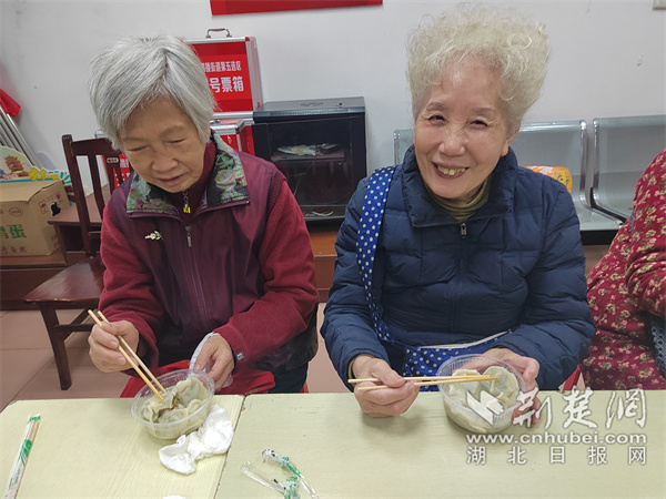老人們品嘗餃子,享受節(jié)日溫馨。.jpg