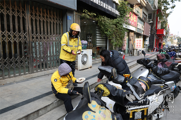 讀書社區(qū)工作人員為外賣小哥送去熱騰騰的餃子。.JPG