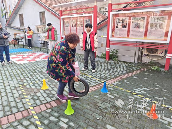 居民正在參與“車輪滾滾”比賽。.jpg.jpg