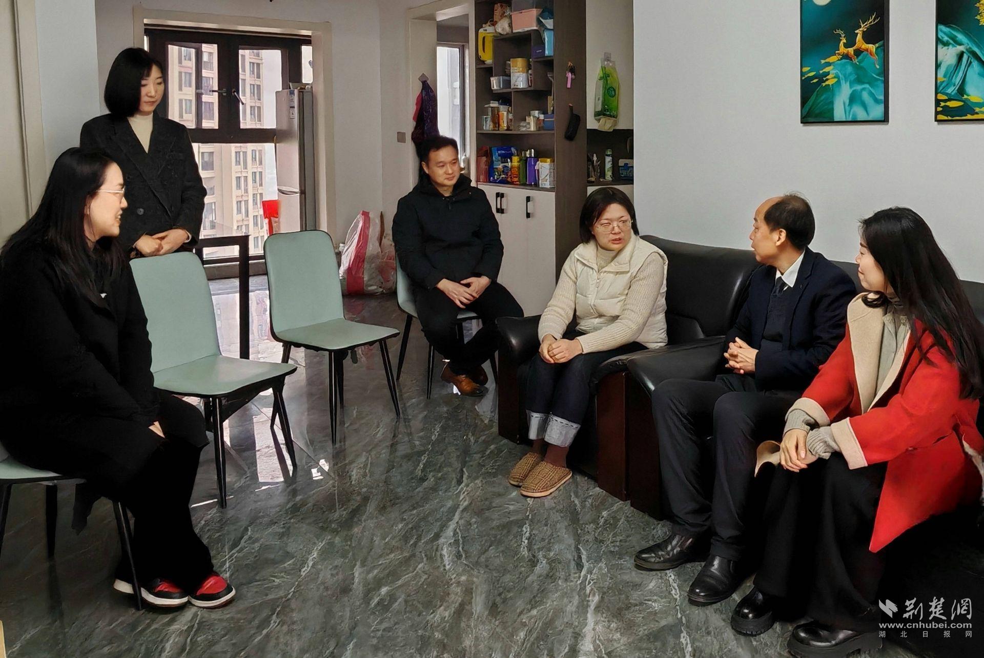 1月13日-1月22日，青山區委社會工作部聯合各街道走訪慰問志愿者13人、困難社區工作者22人。 (3).jpg.jpg