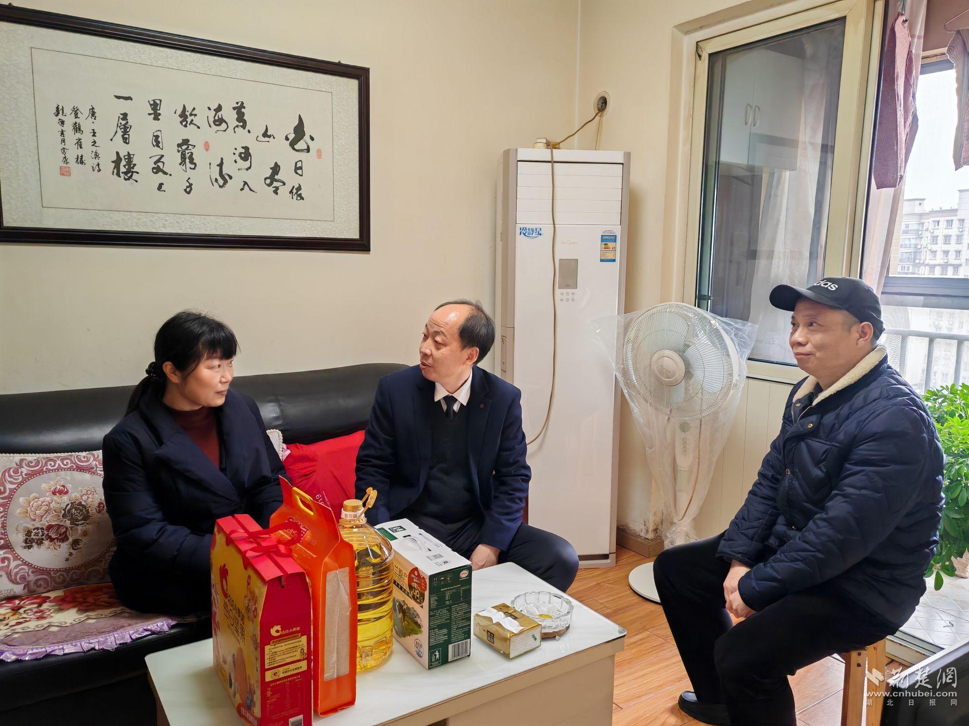 1月13日-1月22日，青山區委社會工作部聯合各街道走訪慰問志愿者13人、困難社區工作者22人。 (2).jpg.jpg