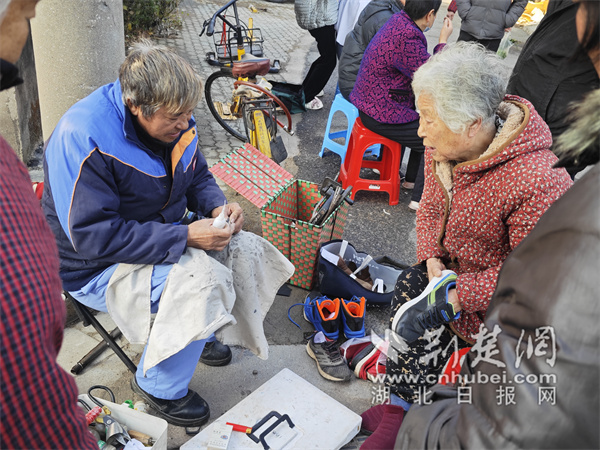 居民排隊修鞋。.jpg