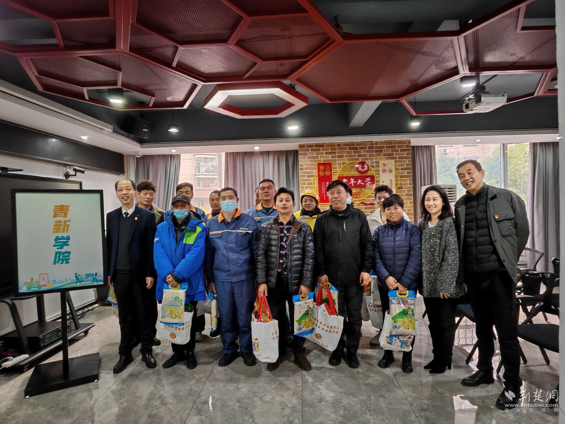 1月13日，青山區委社會工作部在“青新”新就業群體學院為網約車司機、貨車司機、快遞物流行業從業者發放新春禮包20份。.jpg.j