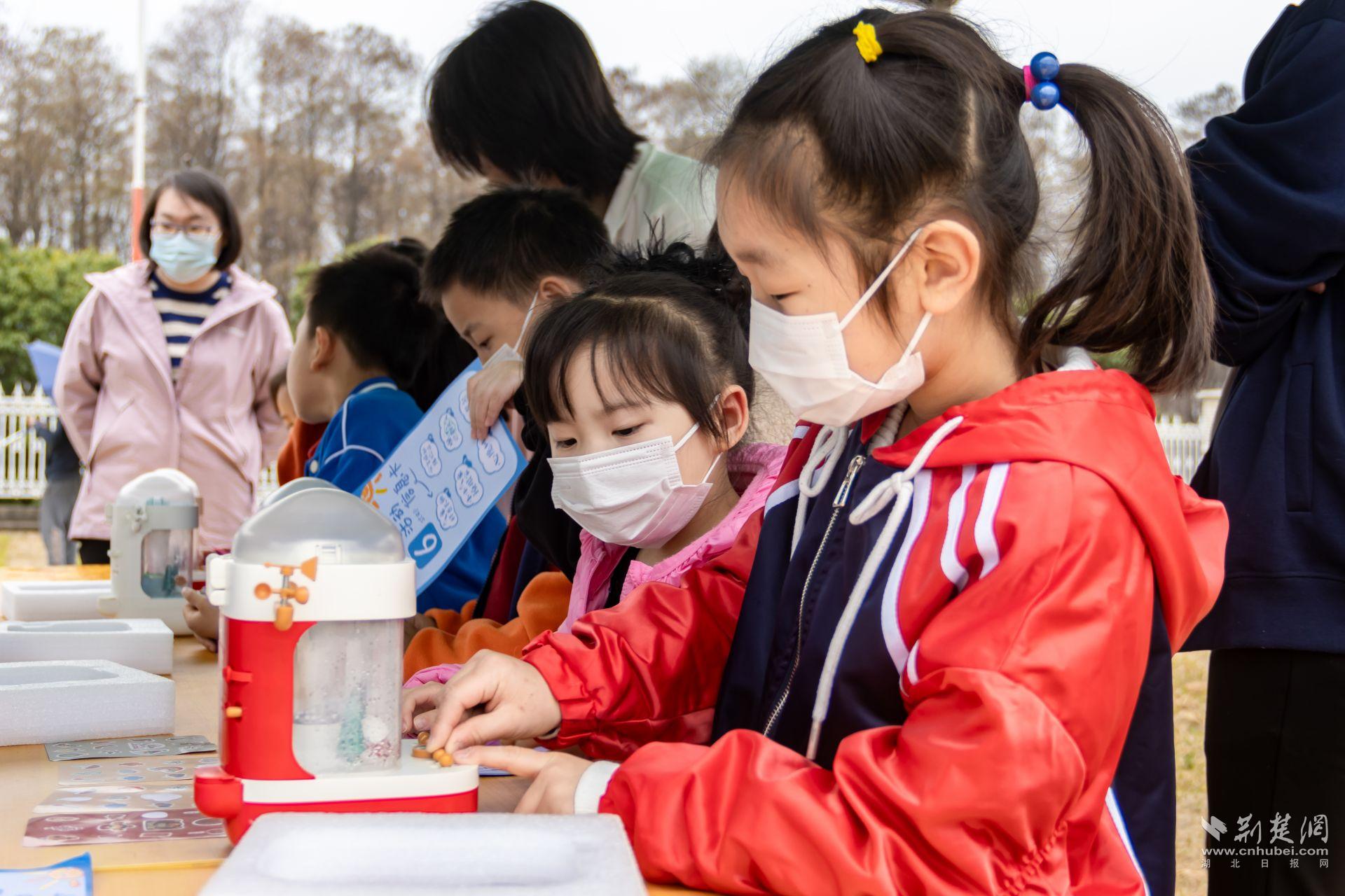 小朋友體驗模擬氣象站【植科院新聞中心 王捷賀 攝】.jpg.jpg