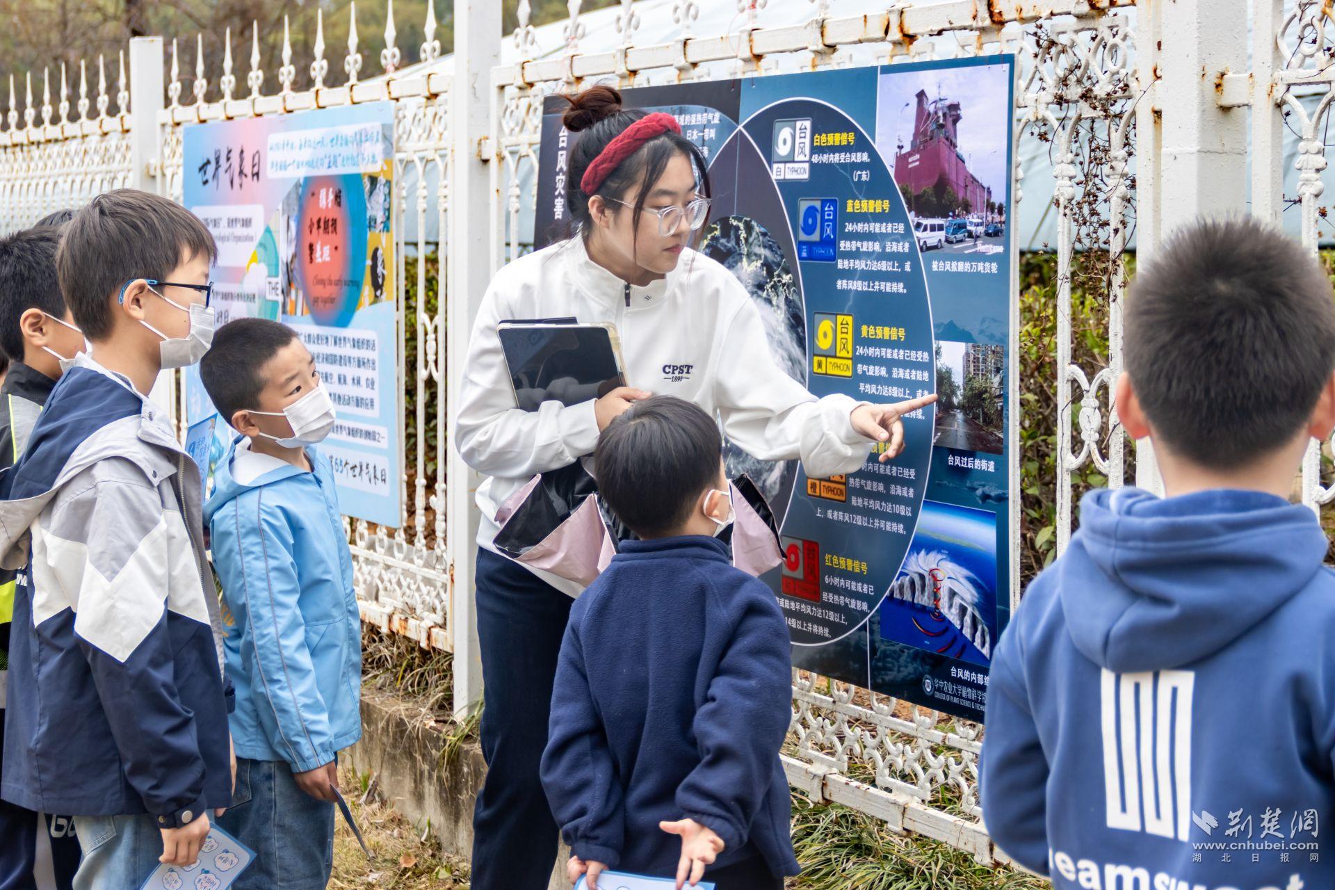 志愿者為小朋友科普氣象知識【植科院新聞中心 王捷賀 攝】.jpg.jpg