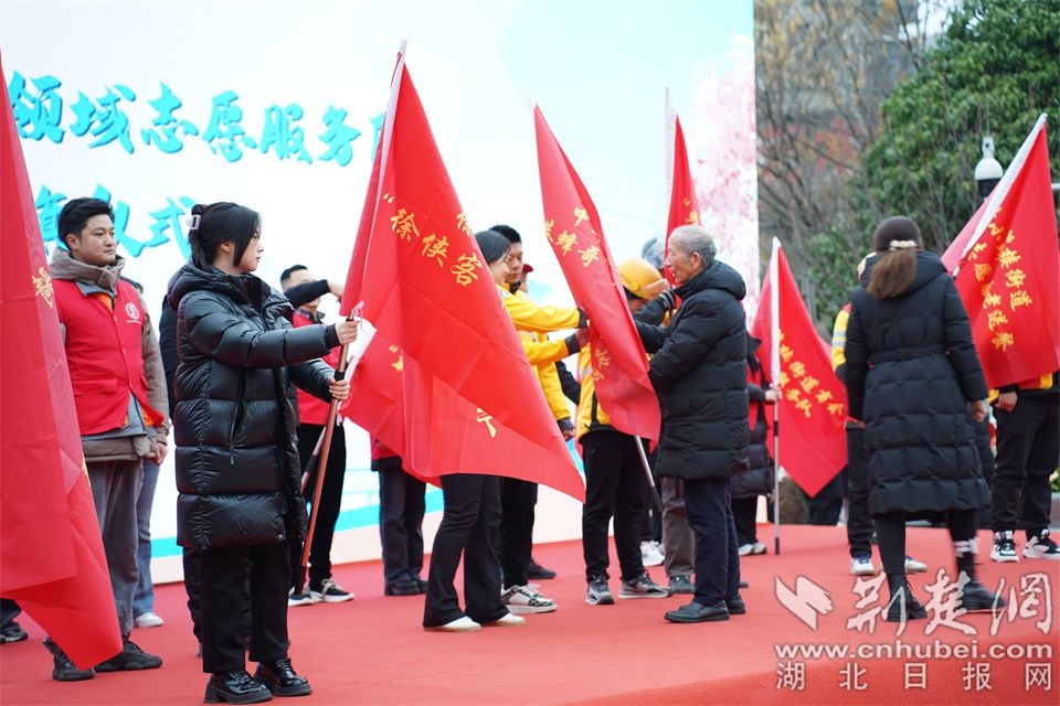 全國道德模范、全國最美志愿者吳天祥為新興領域志愿服務隊授旗.jpg.jpg