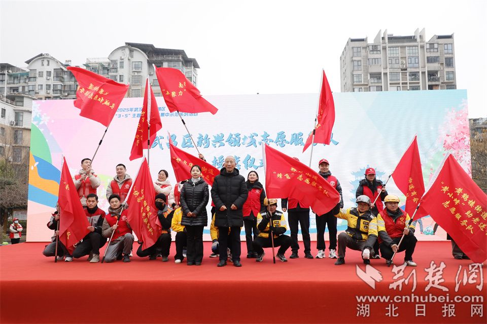 全國最美志愿者吳天祥、王輝為武昌10支新興領域志愿服務隊授旗合影.jpg.jpg