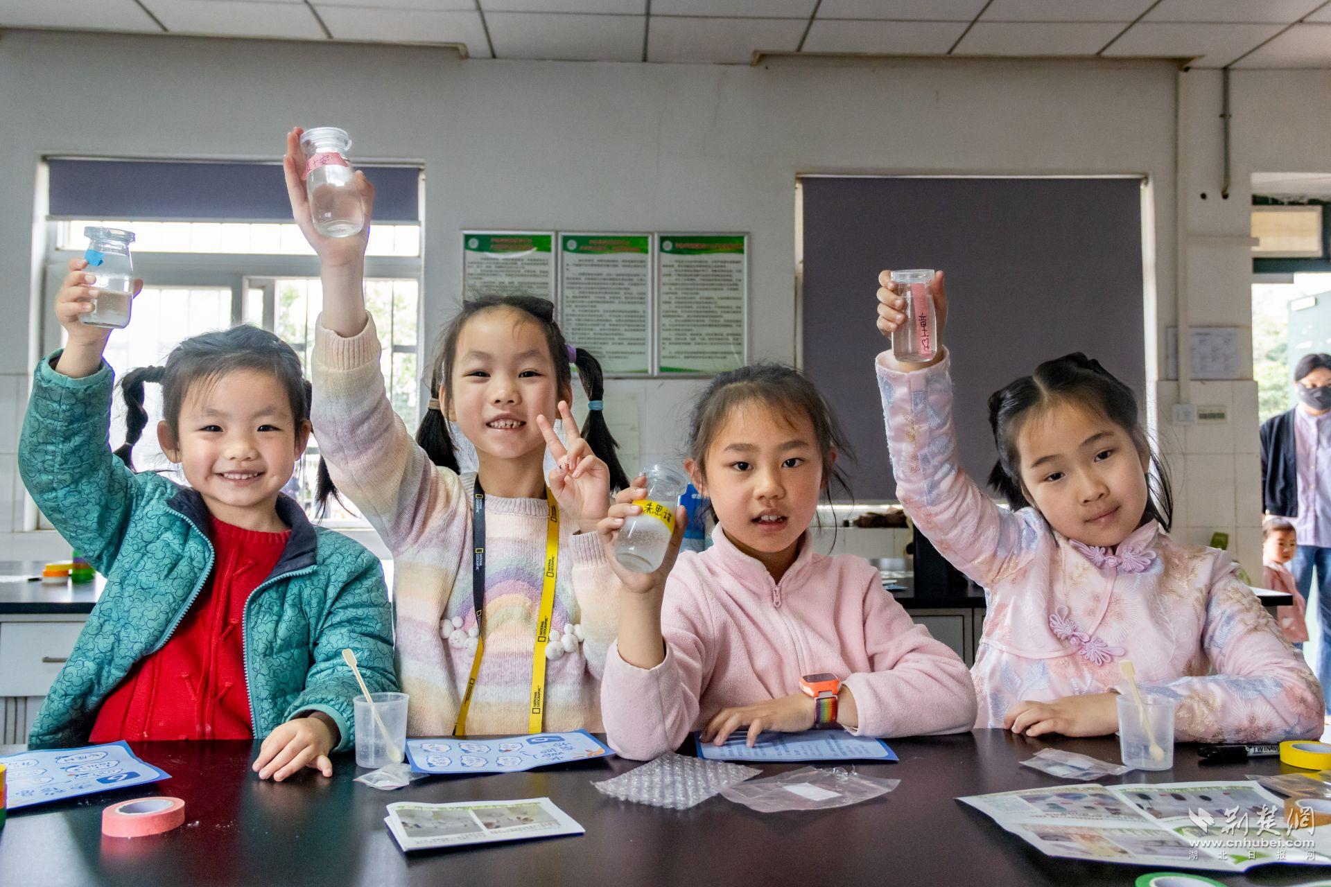 小朋友們展示做好的氣象瓶【植科院新聞中心 王捷賀 攝】.jpg.jpg