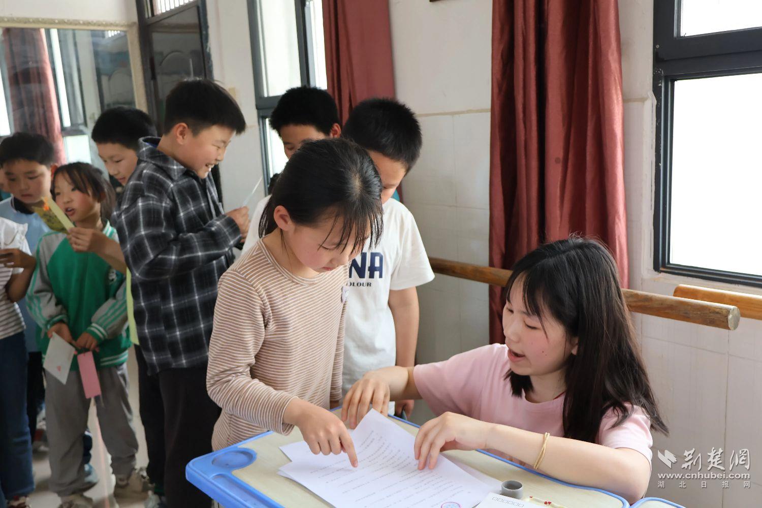 志愿者張瑜為孩子們介紹《西游記》典故(通訊員 王佳佳 攝).jpg.jpg