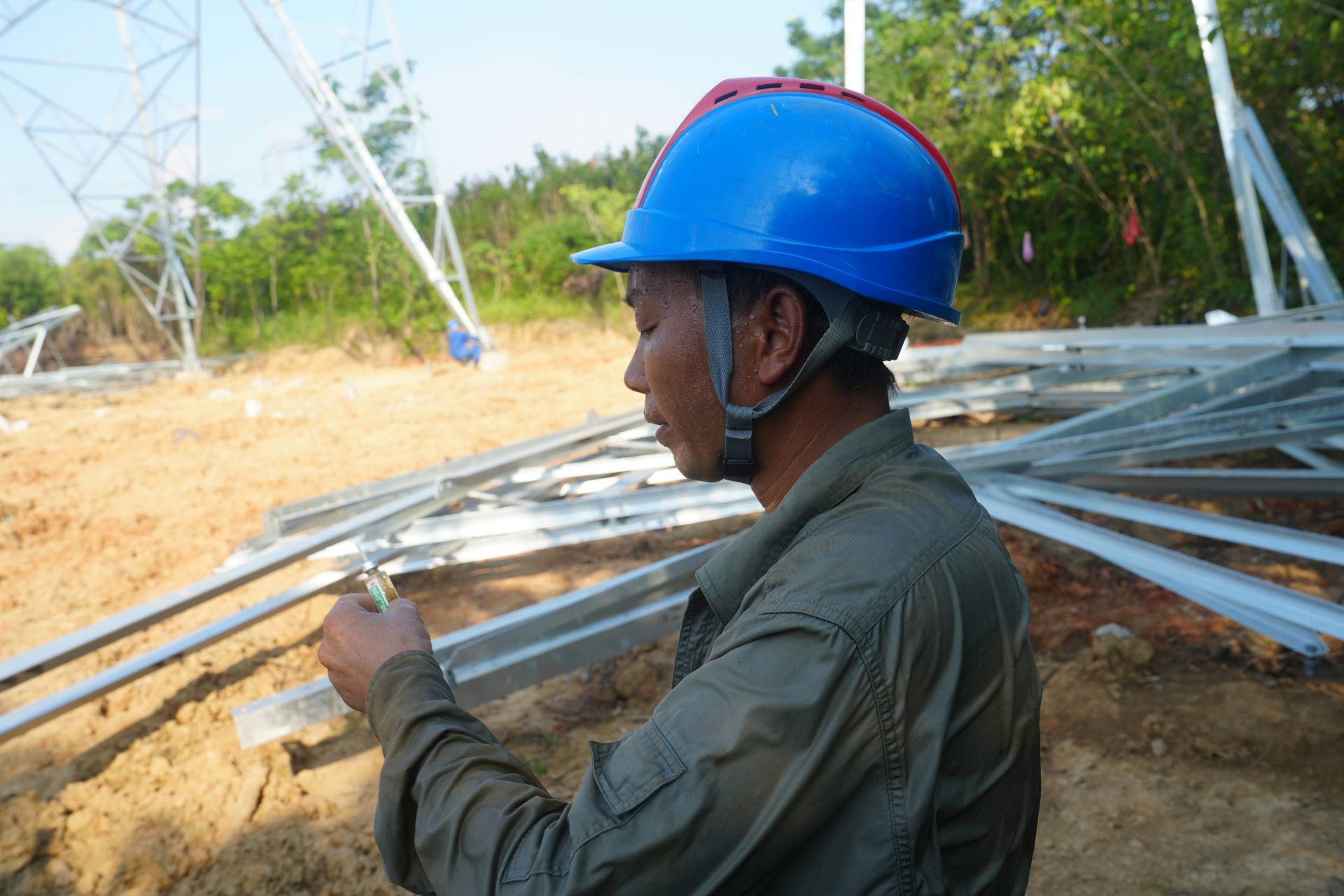 圖9：7月7日，位于湖北省鄂州市華容區的江南±800千伏換流站—東新500千伏線路工程、江南±800千伏換流站—鳳凰山500千伏
