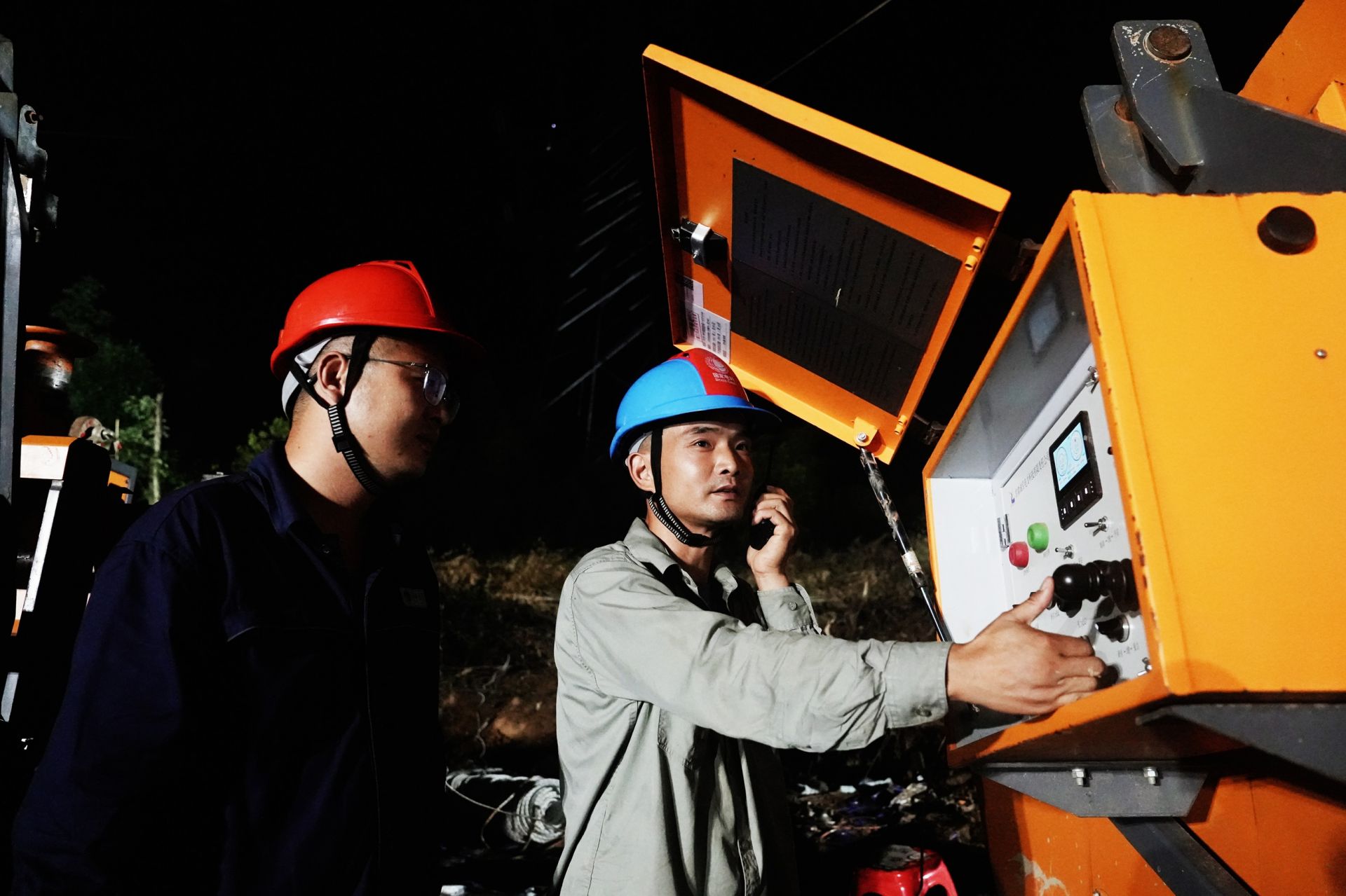 圖5：7月9日凌晨1時16分，湖北蒲圻電廠三期-赤壁500千伏線路工程跨越施工現場，國網湖北送變電公司員工張創、柯亞杰操作牽張機