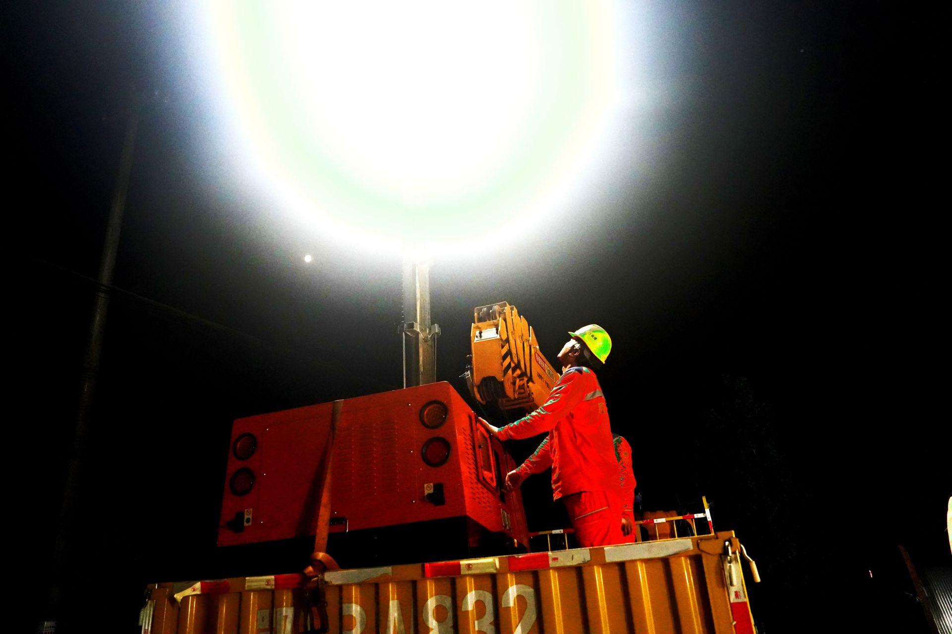 圖3：7月9日凌晨1時16分，湖北蒲圻電廠三期-赤壁500千伏線路工程跨越施工現場，國網湖北送變電公司員工李季調試夜間施工照明設