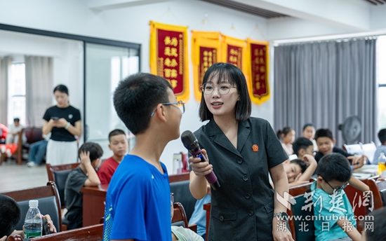 法官助理楊婷正在與學(xué)生互動。成智朋 攝.jpg