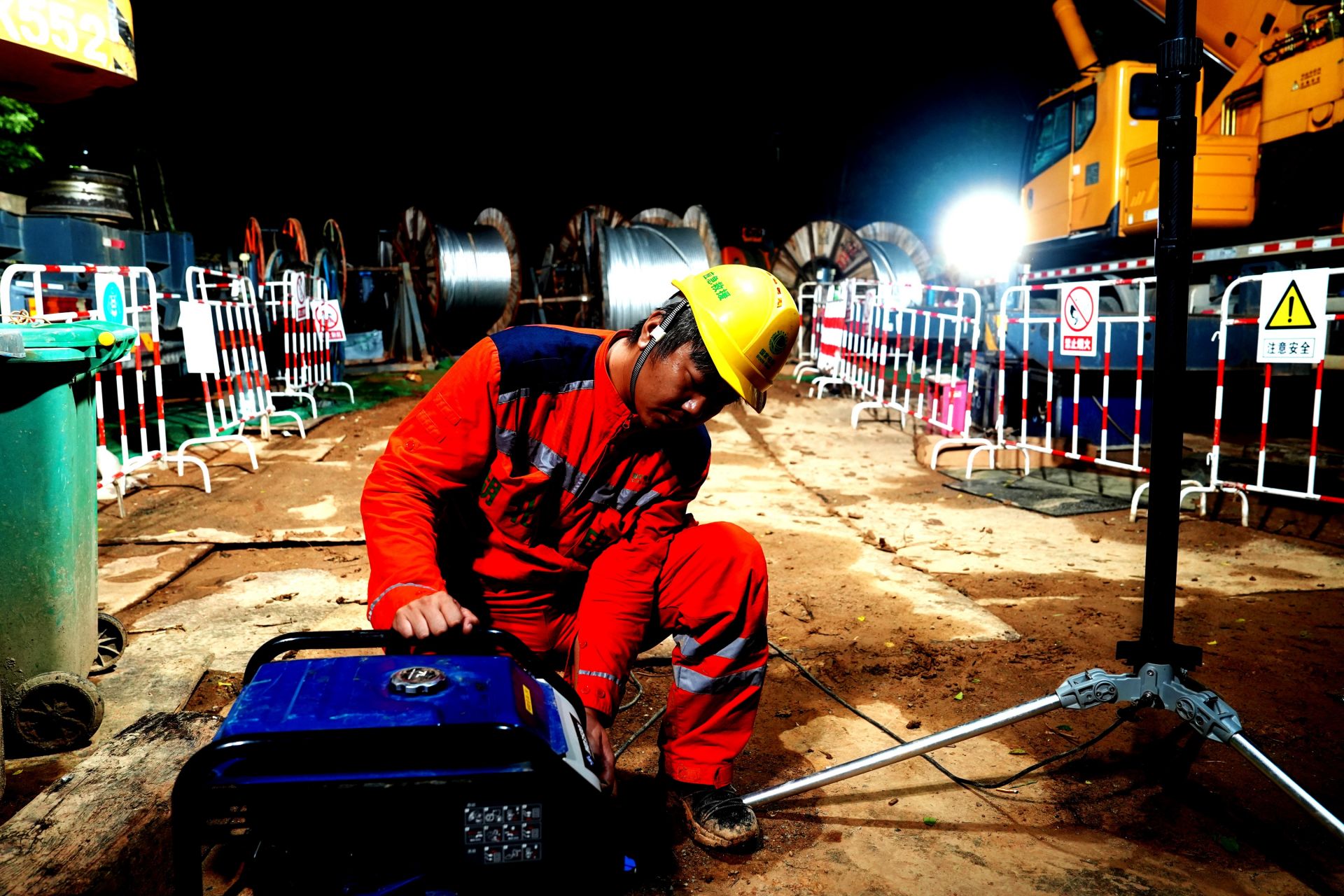 圖4：7月9日凌晨1時16分，湖北蒲圻電廠三期-赤壁500千伏線路工程跨越施工現場，國網湖北送變電公司員工李季調試夜間施工照明設