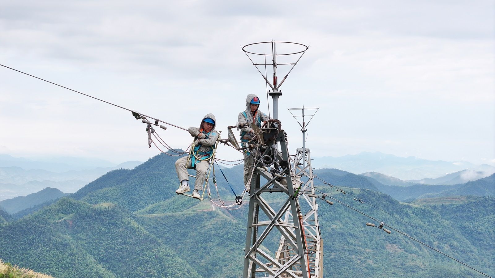 圖7：高空作業(yè)場(chǎng)景。（鄒小民  攝）.JPG.JPG